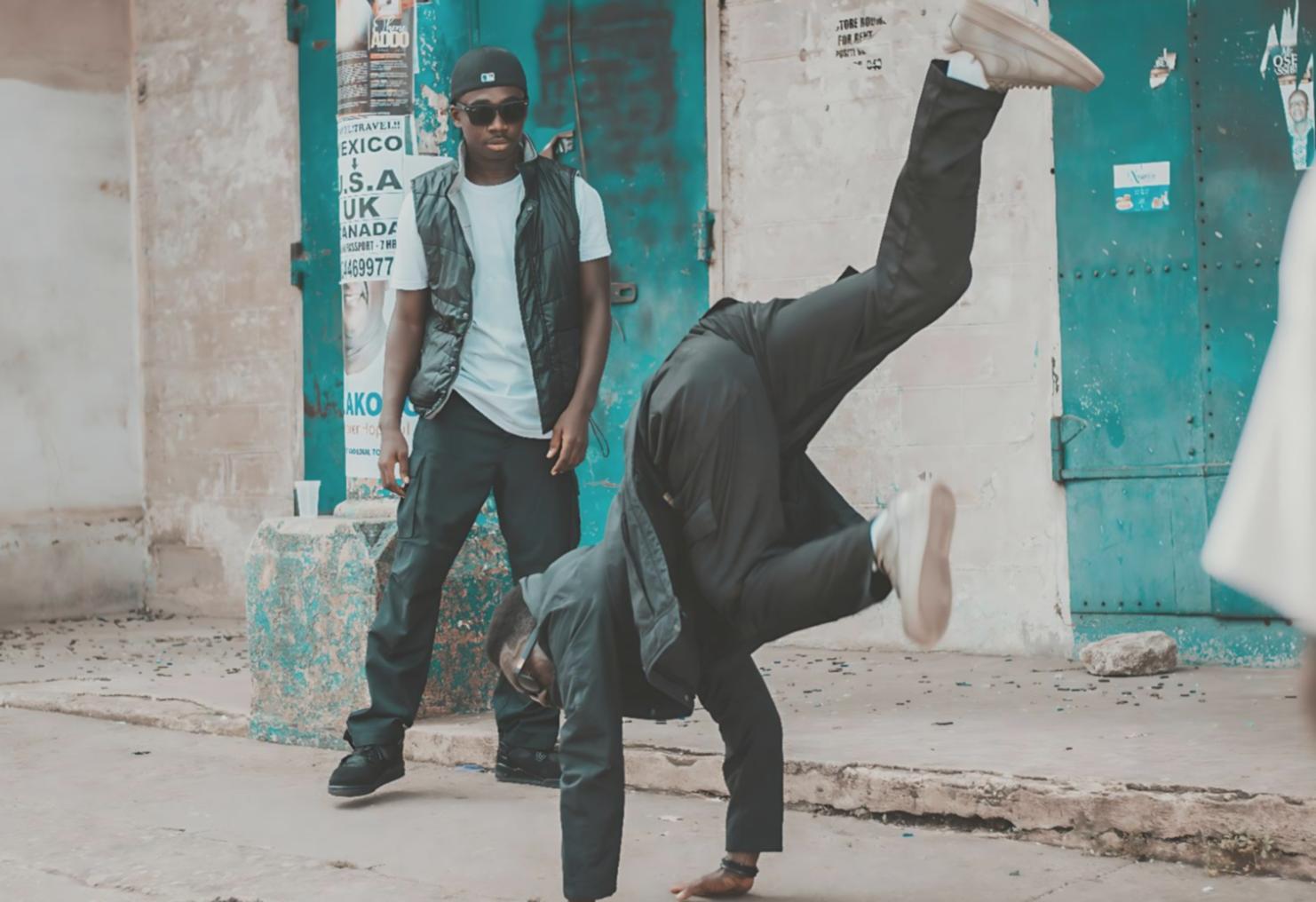 Danzatore hip-hop durante una sessione di allenamento intensa