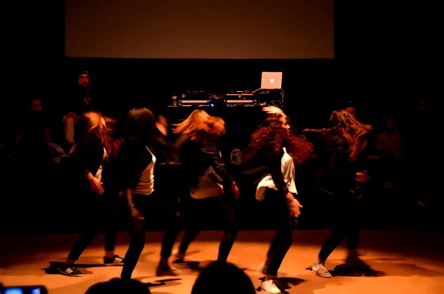 Gruppo di studenti che praticano coreografie hip-hop in studio