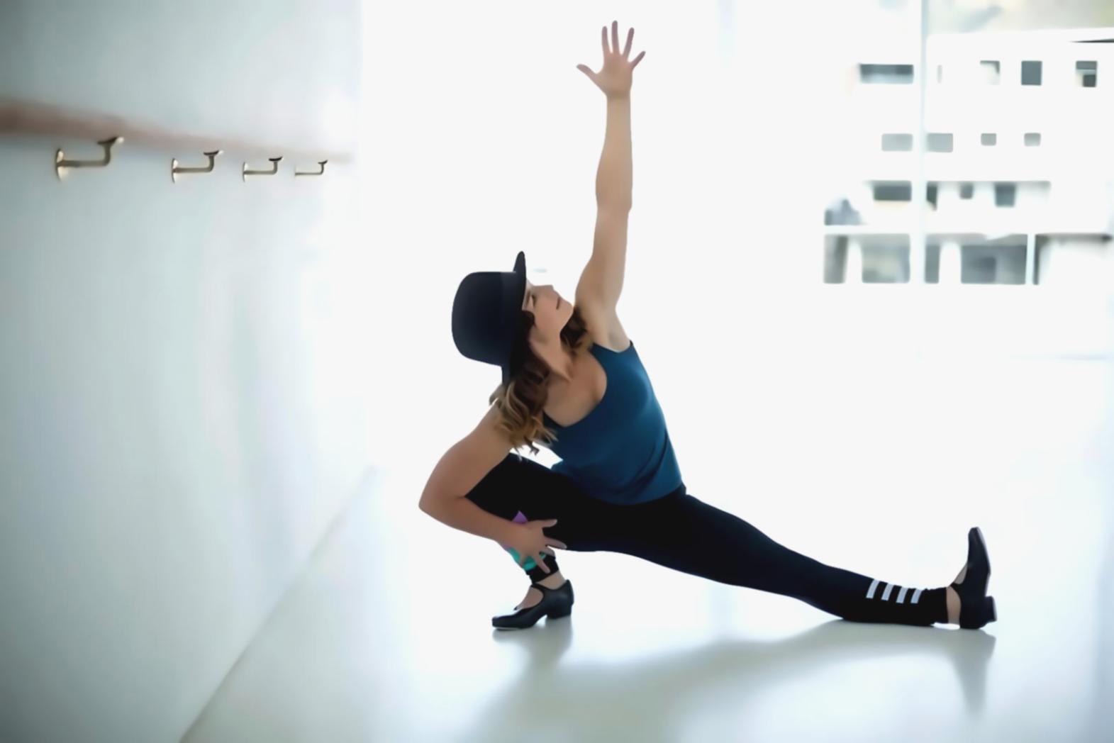 Gruppo di danzatori hip-hop durante una sessione pratica in studio