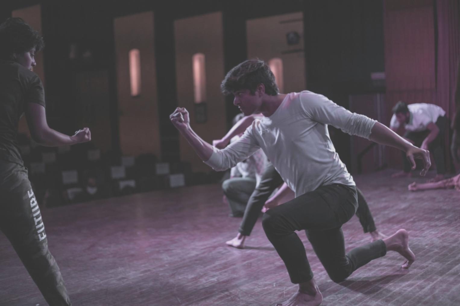 Studenti di hip-hop durante una pratica di gruppo in studio