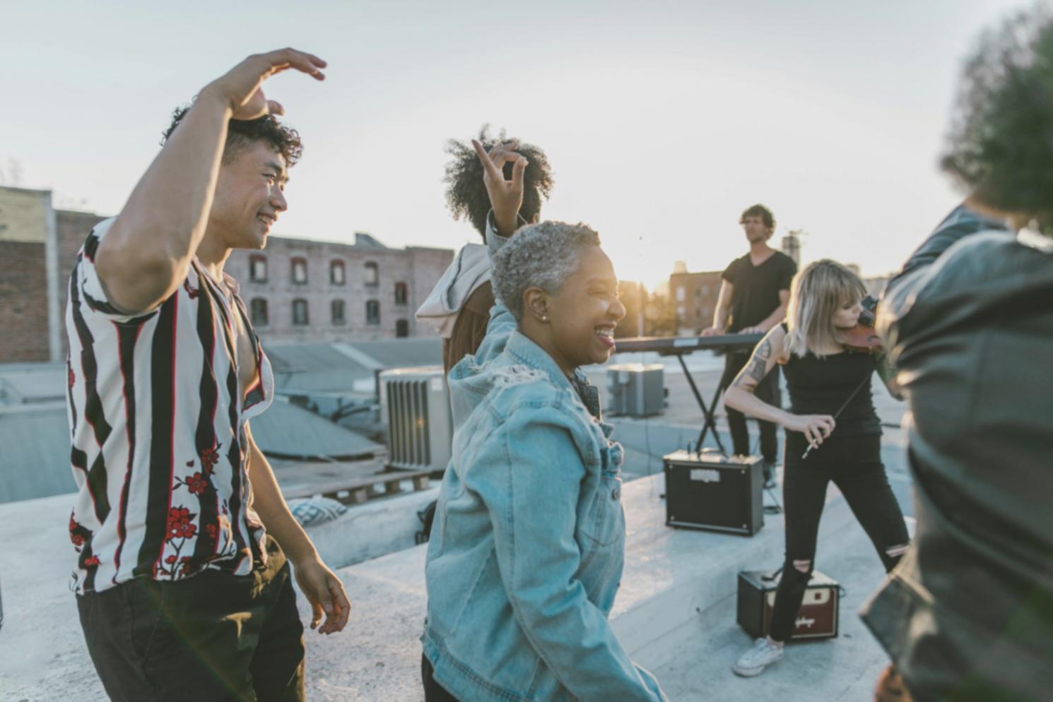 Sessione di allenamento hip-hop con studenti che praticano movimento e ritmo
