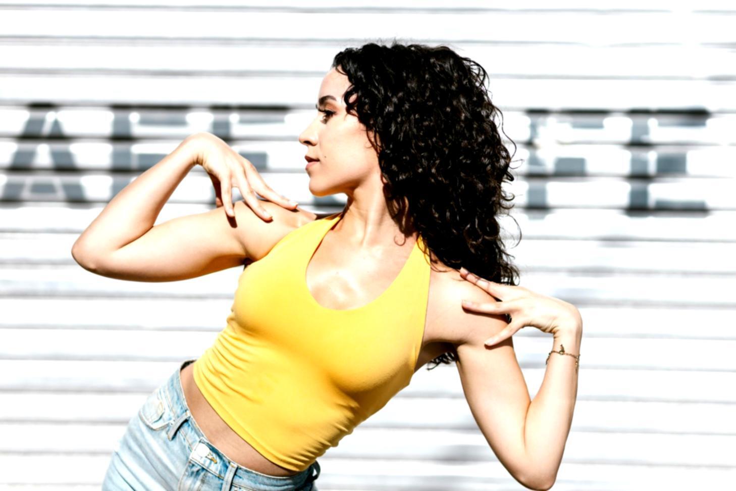 Danzatrice hip-hop che esegue movimento tecnico durante lezione avanzata