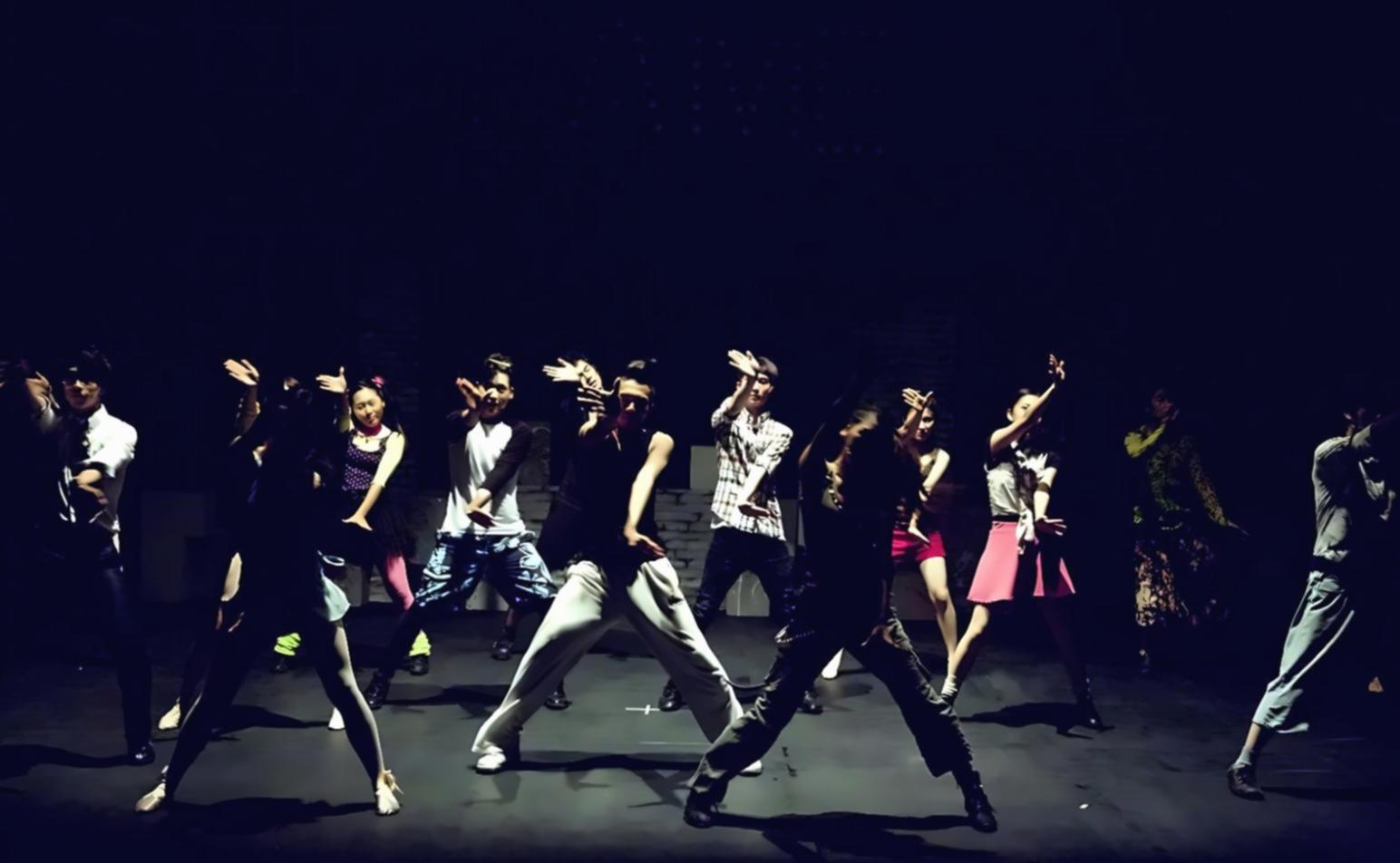 Sala di danza hip-hop durante una sessione di allenamento a Taranto